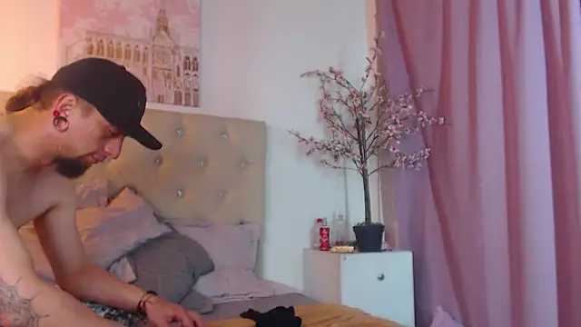 Rommen N Zoe online show from May 8, 1:55 am