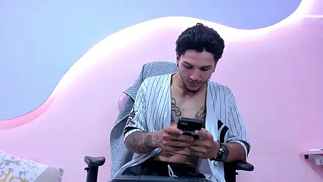 DanteLuxx online show from April 11, 7:45 am