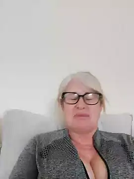 Snapshot of FlirtyFleur-x chatting on March 27, 11:43 am FlirtyFleur-x online show from March 27, 11:43 am