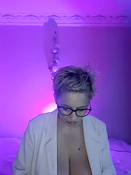 LunaBlaise online show from April 10, 4:44 pm