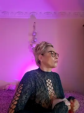 LunaBlaise online show from April 18, 6:28 am