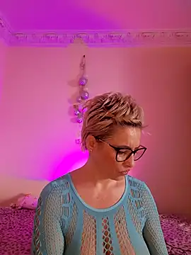 LunaBlaise online show from April 22, 6:38 am