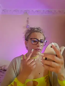 Snapshot of LunaBlaise chatting on May 4, 7:37 am LunaBlaise online show from May 4, 7:37 am