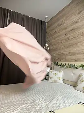 LunaVeyne online show from March 5, 1:07 pm