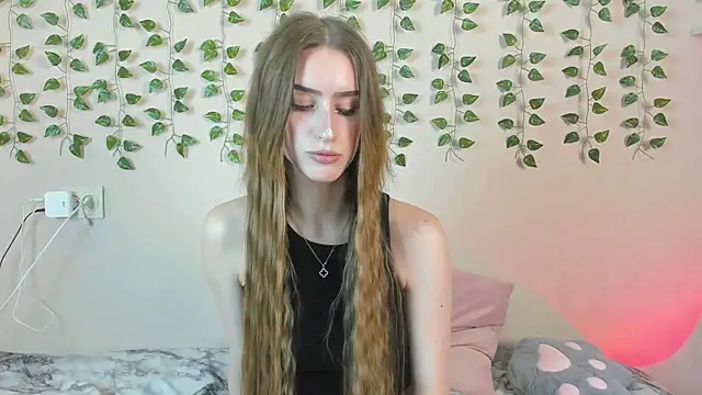 Snapshot of EllieRough chatting on June 15, 3:31 am EllieRough online show from June 15, 3:31 am