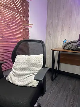 Snapshot of LilyRossi_ chatting on July 18, 1:37 pm LilyRossi online show from July 18, 1:37 pm