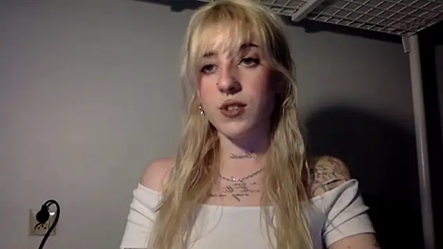 Snapshot of EmmyWet chatting on May 2, 6:13 pm EmmyWet online show from May 2, 6:13 pm