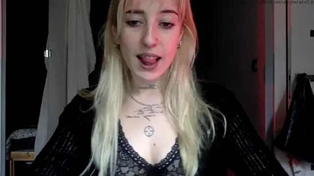 Snapshot of EmmyWet chatting on May 18, 5:19 pm EmmyWet online show from May 18, 5:19 pm