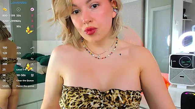 Snapshot of crowned_goddess chatting on March 7, 2:08 am crowned goddess online show from March 7, 2:08 am