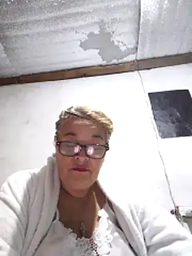 momismilf544 online show from April 26, 5:16 am