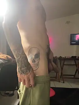 Snapshot of surftattoo chatting on April 28, 5:56 am surftattoo online show from April 28, 5:56 am