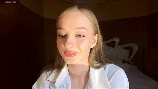 Anika Socutehe online show from April 22, 8:32 pm