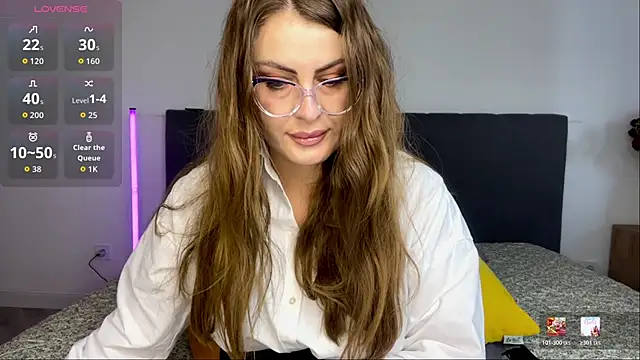 Snapshot of LucyWillow chatting on May 29, 8:23 am LucyWillow online show from May 29, 8:23 am