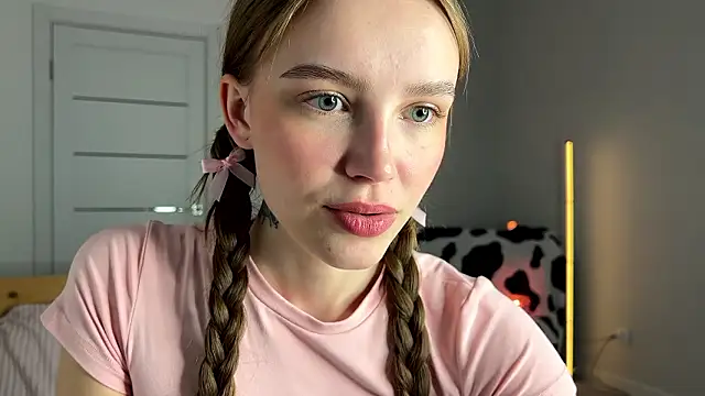 Lolatatee online show from March 8, 3:05 pm