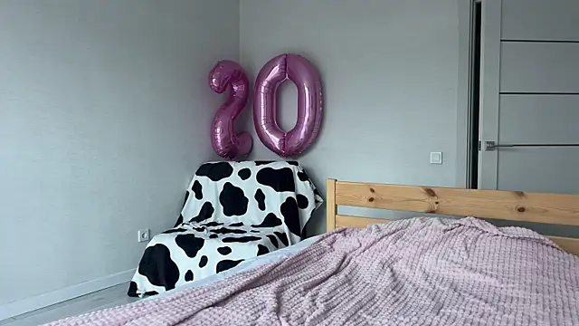 Lolatatee online show from April 1, 3:51 am