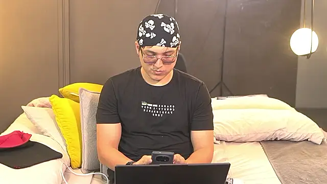 Mia and Belmonth online show from March 20, 6:46 pm