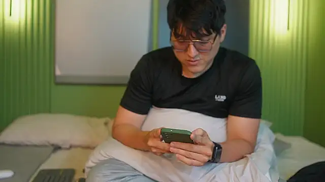 Mia and Belmonth online show from April 22, 6:53 pm