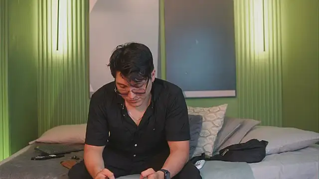 Mia and Belmonth online show from April 24, 6:54 pm