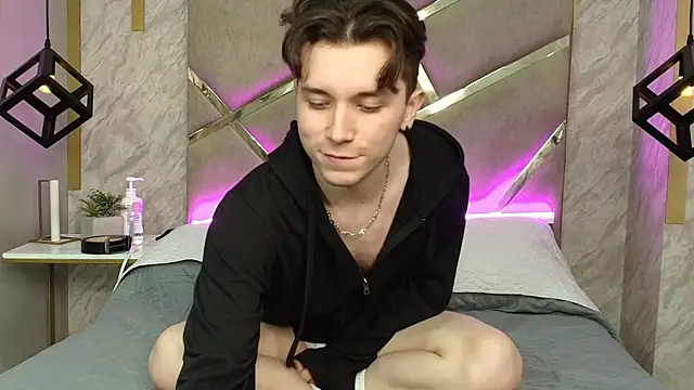 hollannd  online show from April 8, 7:36 pm