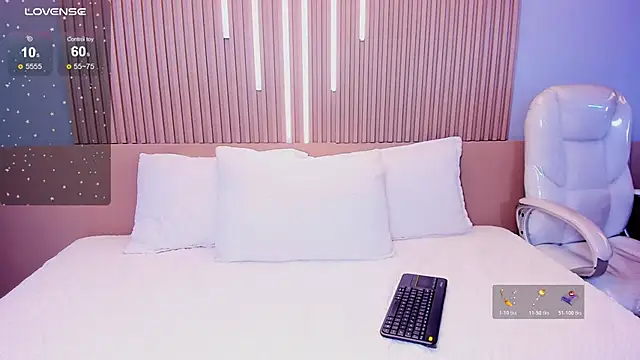 Zoee cute  online show from April 1, 1:23 pm