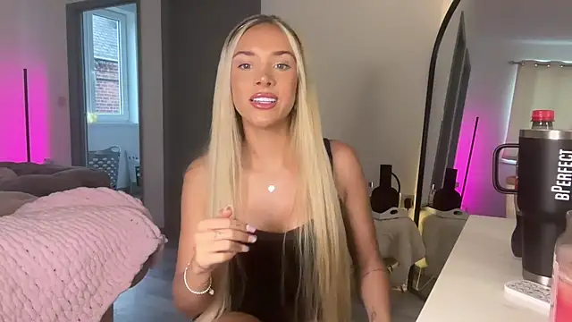 Snapshot of Naughtyblondex chatting on June 21, 7:49 pm Naughtyblondex online show from June 21, 7:49 pm