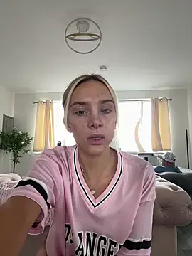 Snapshot of Naughtyblondex chatting on June 28, 12:33 pm Naughtyblondex online show from June 28, 12:33 pm