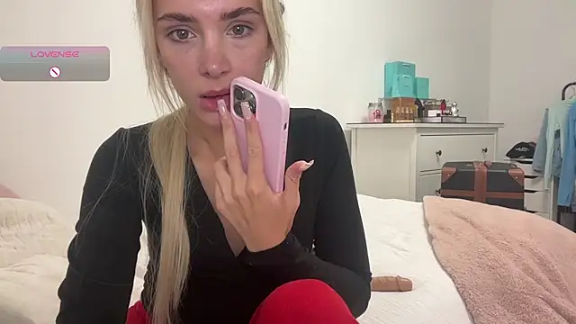Snapshot of Naughtyblondex chatting on July 17, 8:14 pm Naughtyblondex online show from July 17, 8:14 pm