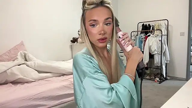 Snapshot of Naughtyblondex chatting on July 22, 9:12 am Naughtyblondex online show from July 22, 9:12 am