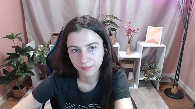 Snapshot of MistyBree chatting on May 7, 8:20 am MistyBree online show from May 7, 8:20 am