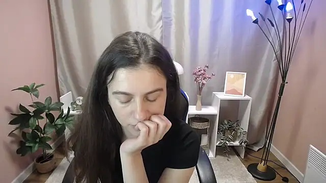 Snapshot of MistyBree chatting on June 7, 8:07 am MistyBree online show from June 7, 8:07 am
