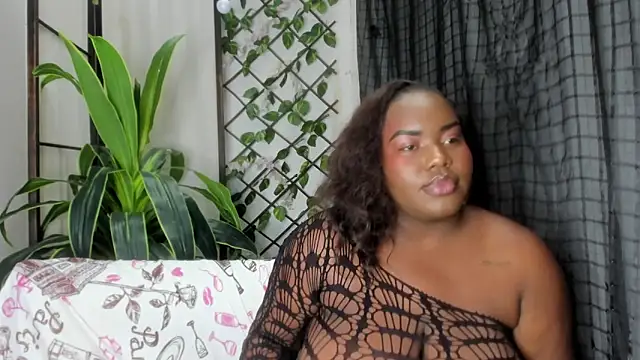 Snapshot of sophie_blake1 chatting on June 6, 12:43 pm sophie blake1 online show from June 6, 12:43 pm