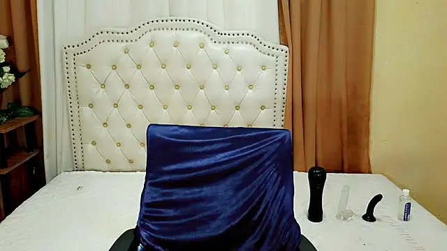 Snapshot of Seductive_sophie chatting on June 27, 4:17 am Seductive sophie online show from June 27, 4:17 am