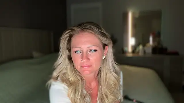 Snapshot of BlondeMilf82 chatting on June 19, 7:12 am BlondeMilf82 online show from June 19, 7:12 am
