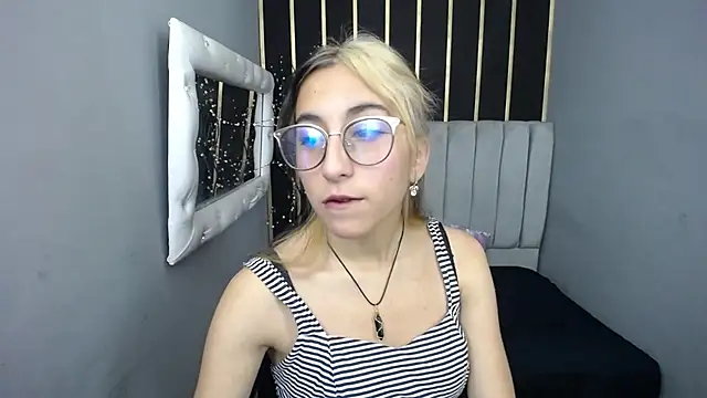 Snapshot of moon_shut chatting on March 6, 12:01 pm moon shut online show from March 6, 12:01 pm