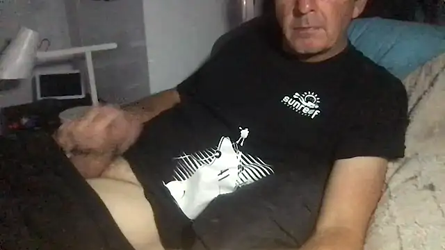 Snapshot of MrBombasticxxx chatting on April 4, 12:53 am MrBombasticxxx online show from April 4, 12:53 am