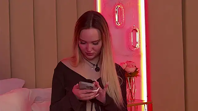 JuliaHotty  online show from March 14, 5:29 pm