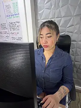 ManuelaVeeleez online show from April 22, 1:52 am