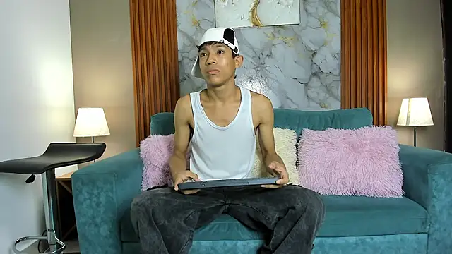 Snapshot of SKINNY_BOYXXX chatting on March 5, 8:21 am SKINNY BOYXXX online show from March 5, 8:21 am