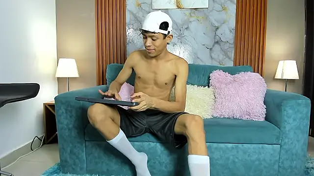 Snapshot of SKINNY_BOYXXX chatting on March 6, 7:16 am SKINNY BOYXXX online show from March 6, 7:16 am