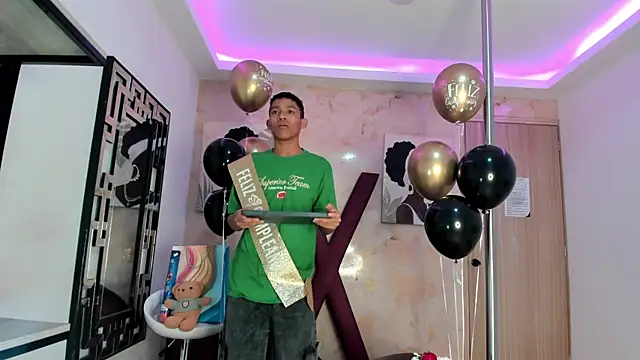 SKINNY BOYXXX online show from April 15, 7:37 am