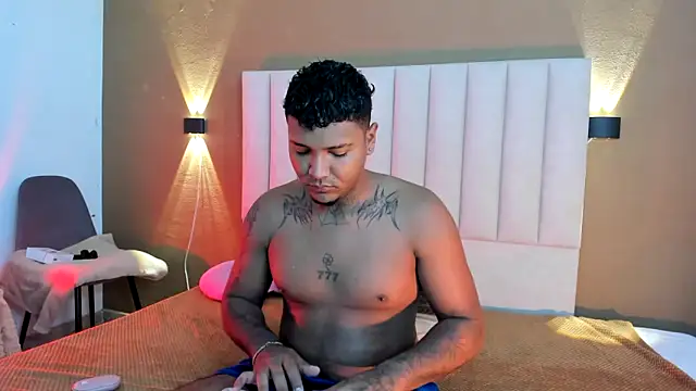 Snapshot of Axell_king07 chatting on April 24, 12:29 pm Axell king07 online show from April 24, 12:29 pm