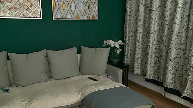 SkinnyNatty online show from April 7, 3:51 am