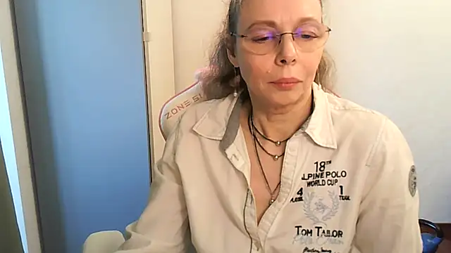 Helly nana online show from March 28, 1:11 pm