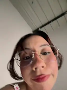 Snapshot of Nicole_Cute04 chatting on May 1, 3:33 am Nicole Cute04 online show from May 1, 3:33 am