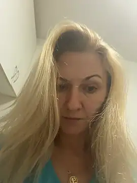 Snapshot of Secret_Ladyx chatting on August 5, 3:42 am Secret Ladyx online show from August 5, 3:42 am