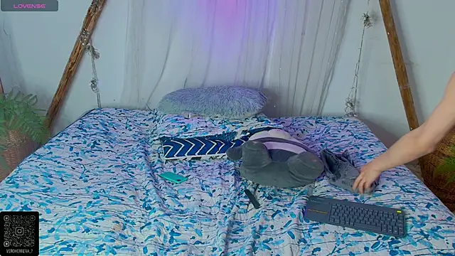 marianafoxx  online show from April 6, 12:30 am