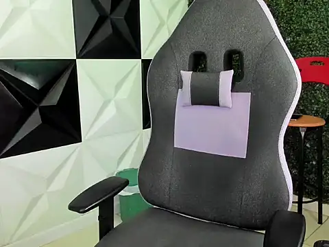 taylor bigdick18 online show from April 18, 11:49 pm