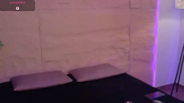 Snapshot of Osiriss_ chatting on May 9, 10:15 pm Osiriss online show from May 9, 10:15 pm