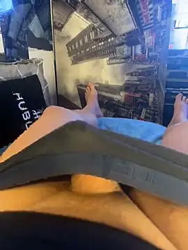 MatthewEmme2121 online show from May 2, 10:37 pm