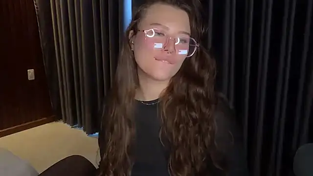 KristieKitty online show from May 16, 10:52 pm